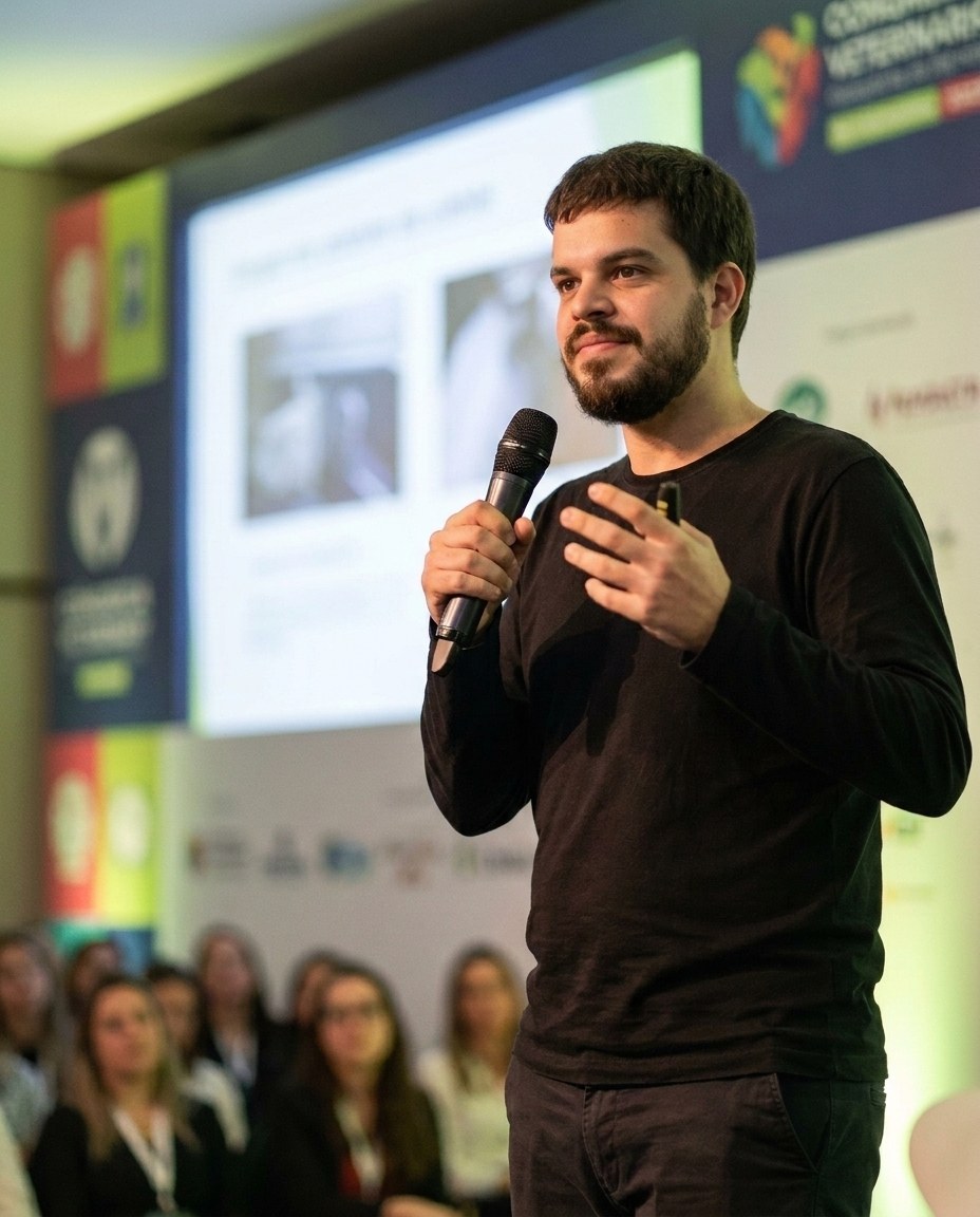 Mateus, fundador da Fly Vet, palestrando em congresso veterinário